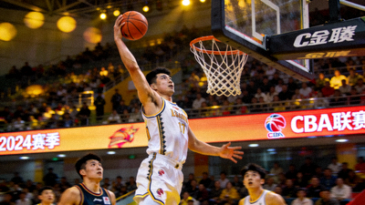 CBA篮球比赛直播画面，中国球员上篮