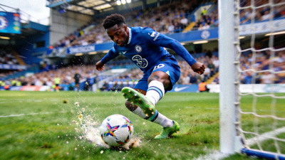 英超足球比赛直播画面，球员射门瞬间